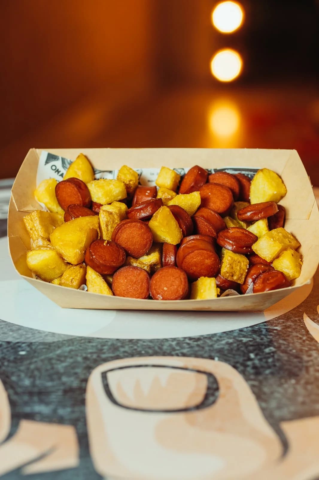 Salchichas con patatas para compartir