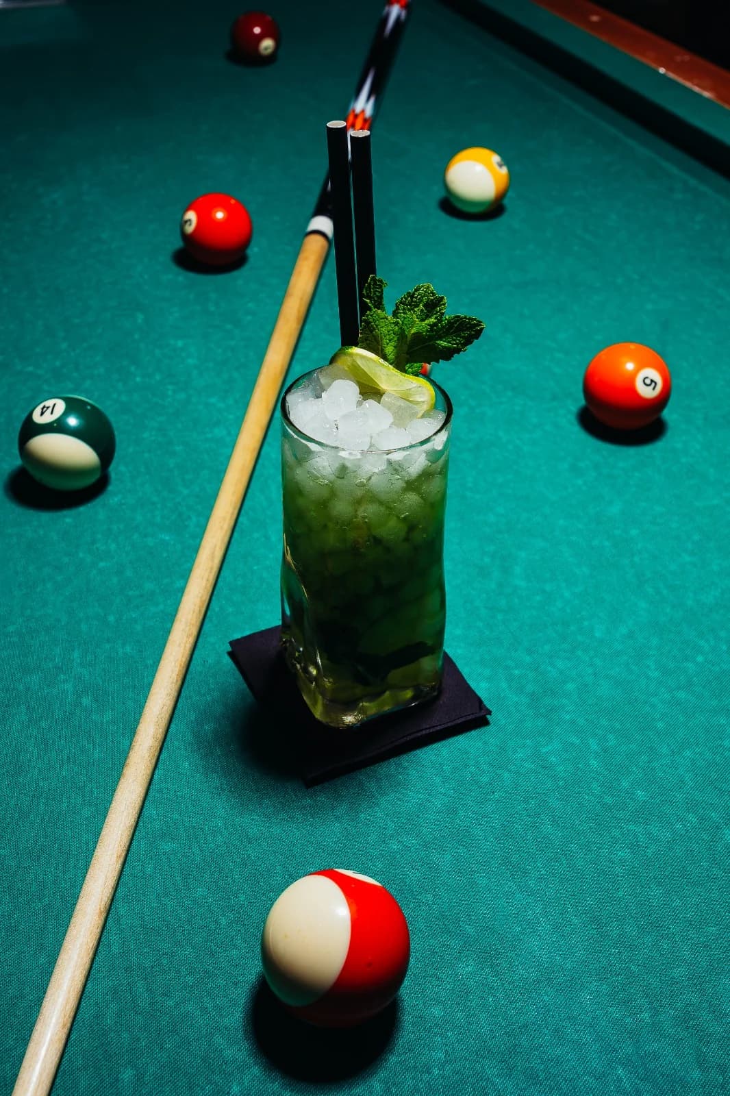 Cocktail vertical sobre mesa de billar — celebraciones en Singular