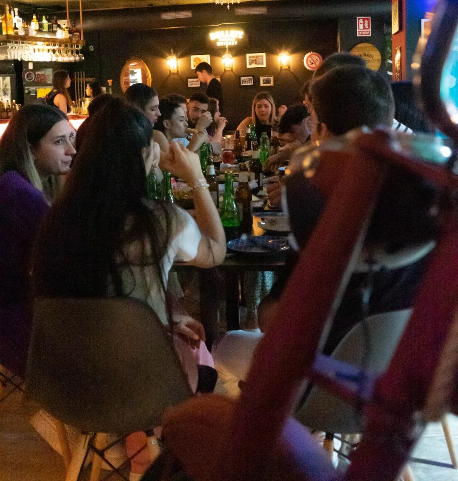 Grupo de amigos disfrutando de una noche de eventos en Singular Pub