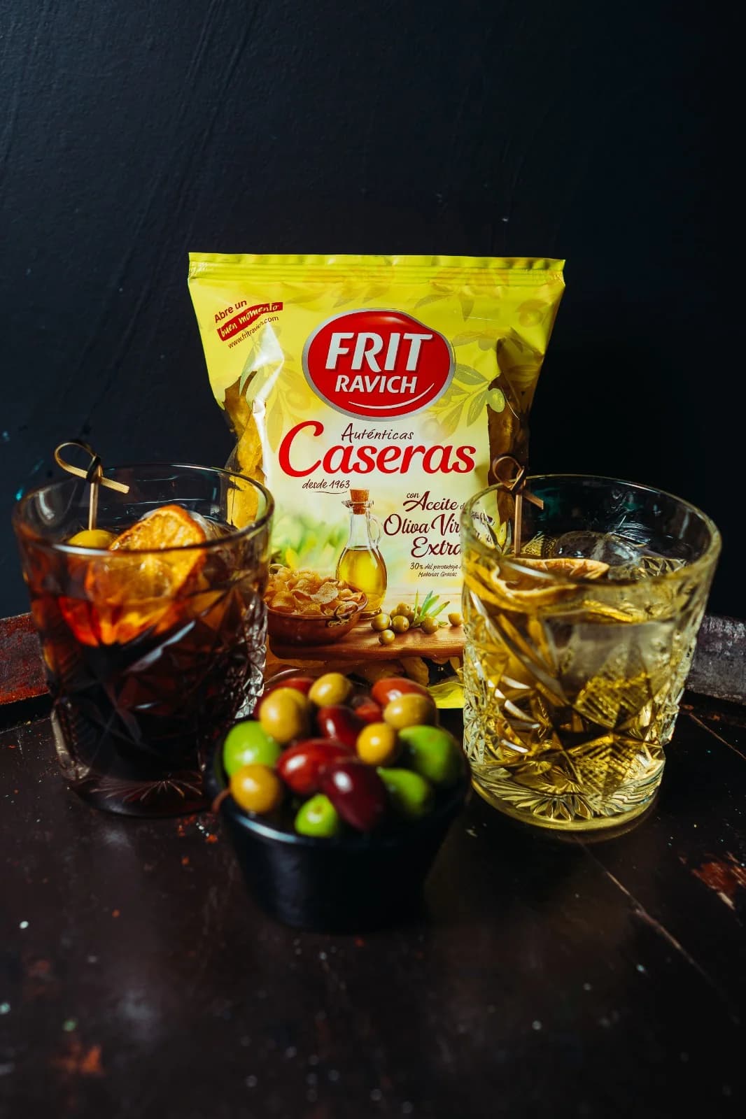 Aperitivo con cócteles y aceitunas