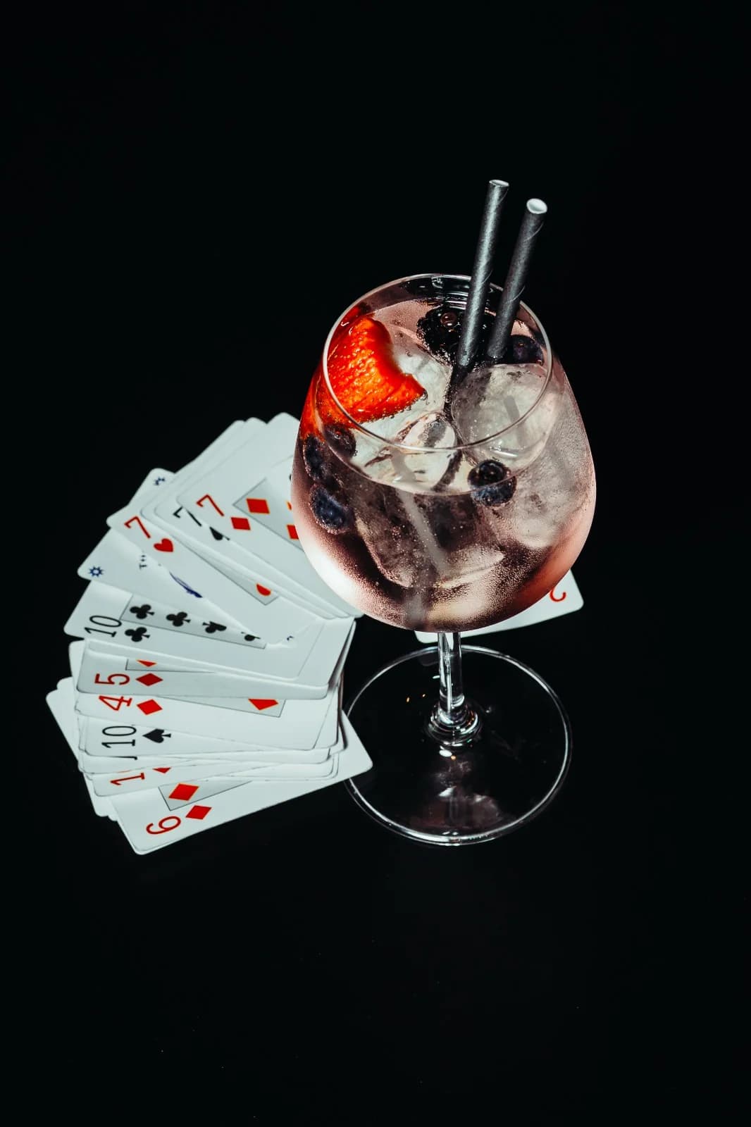 Gin tonic premium con cartas de poker