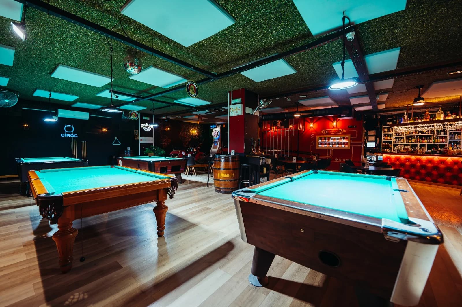 Mesas de billar pool americano en Singular Pub