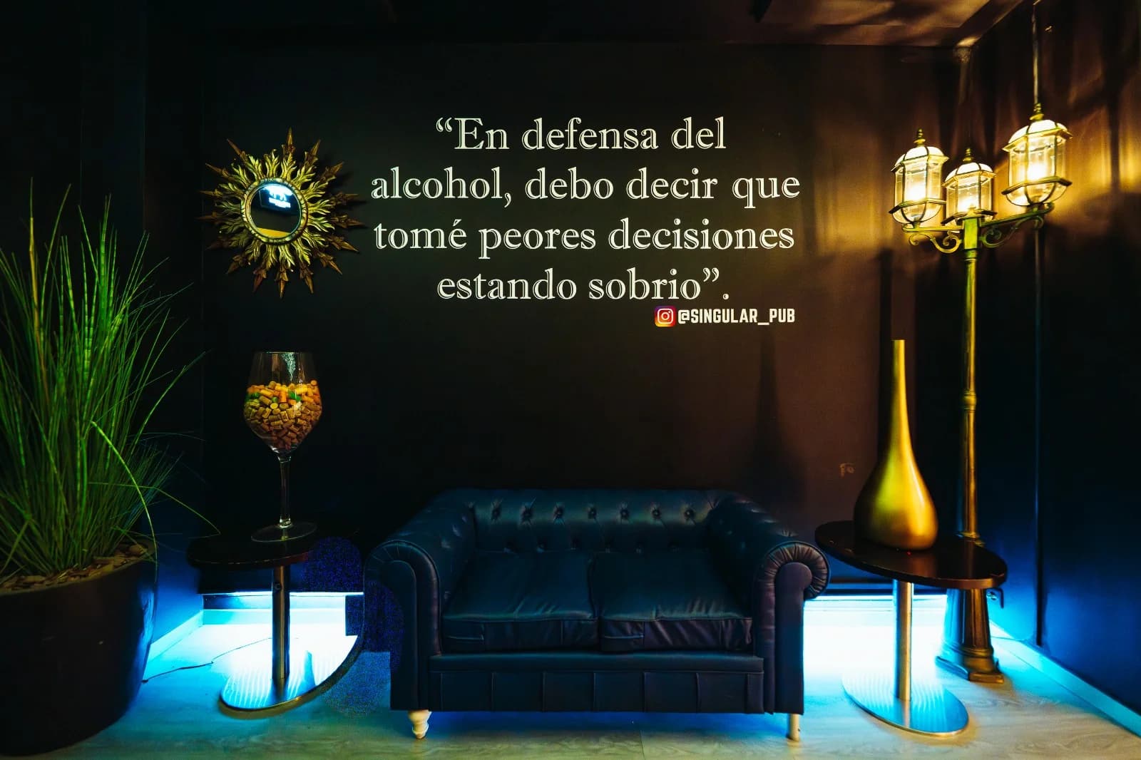 Salón Singular con sofá Chesterfield y neones