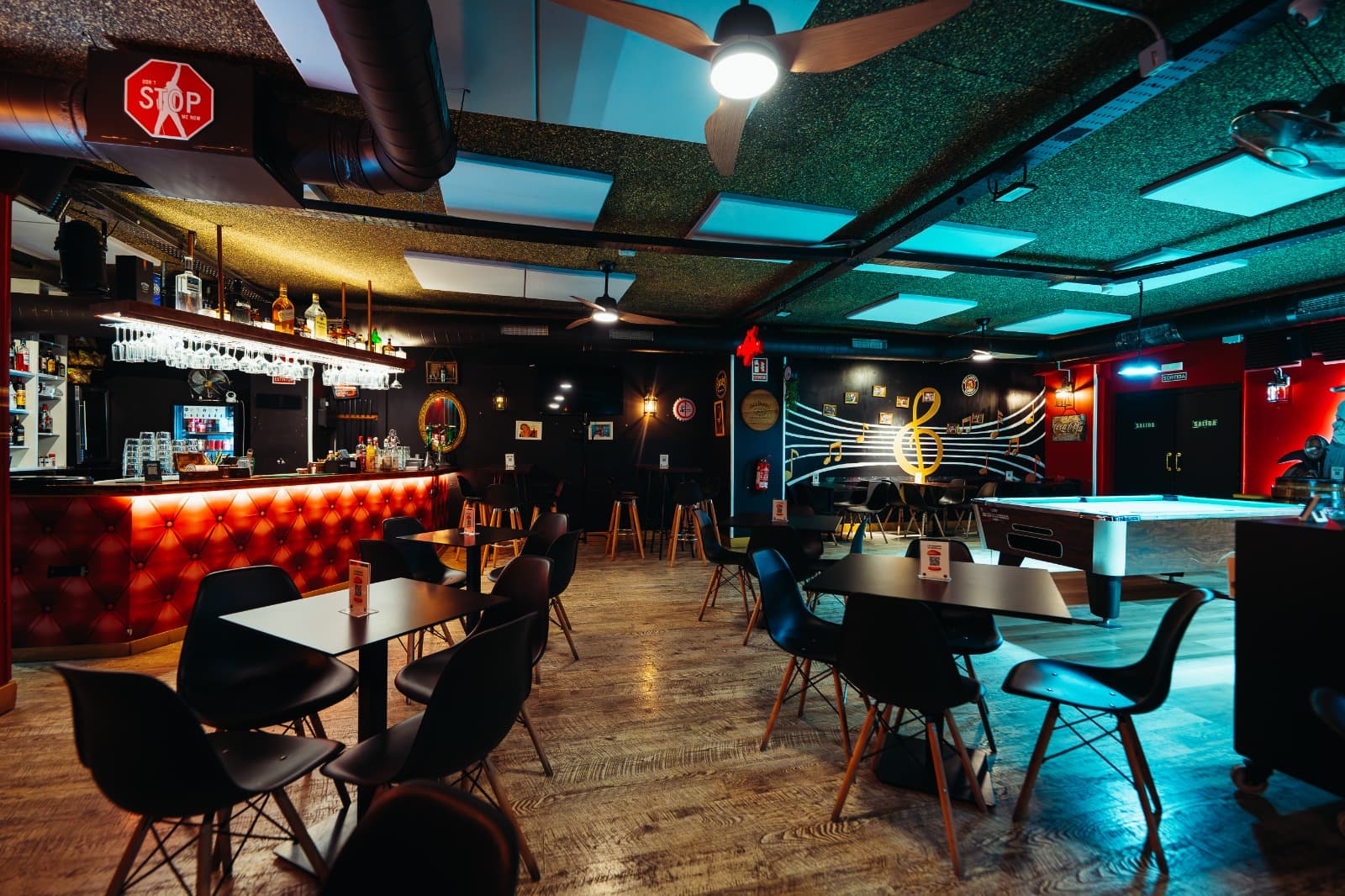 Sala principal de Singular Pub con mesa de billar y zona de mesas